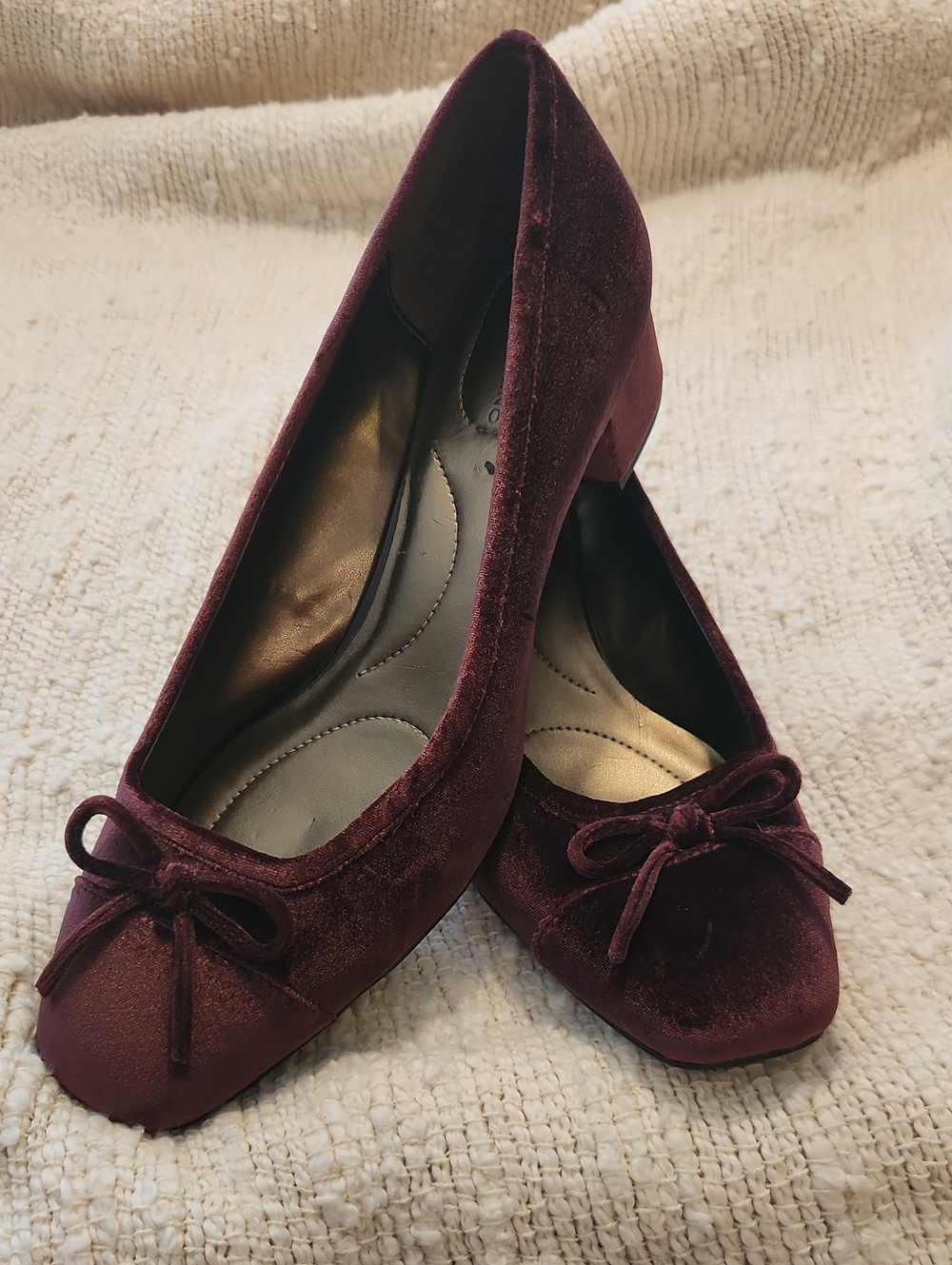 Bandolino Xenica Deep Burgundy Velvet Pumps - Size 9